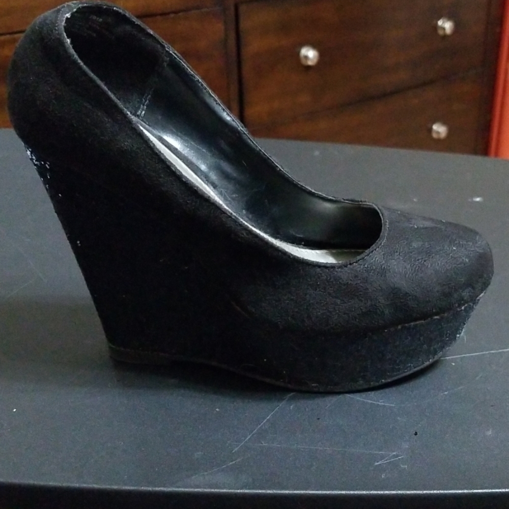 Shoes - Picture 2 of 4